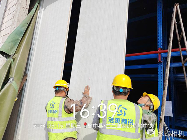 圖為浩爽工人正在切割庫板 圖為高架庫預(yù)留門口安裝封板